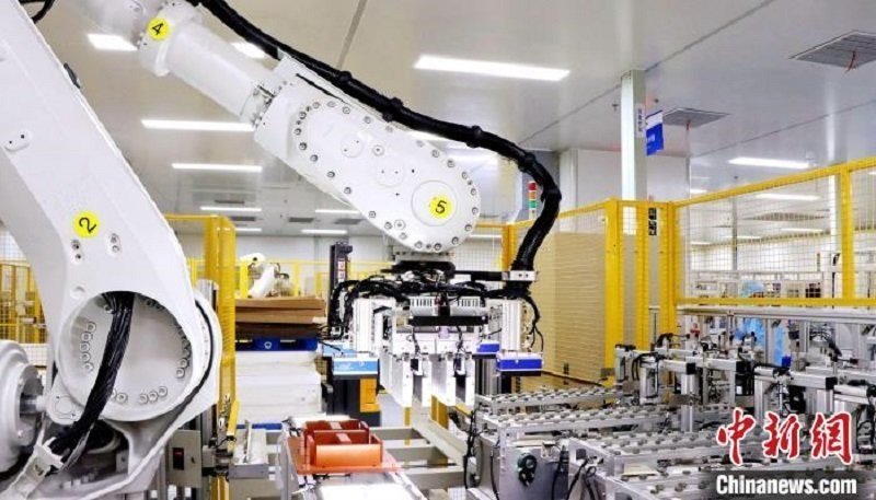 圖為資料圖，海辰儲(chǔ)能自動(dòng)分檔打包機(jī)器人。?曾欣平供圖